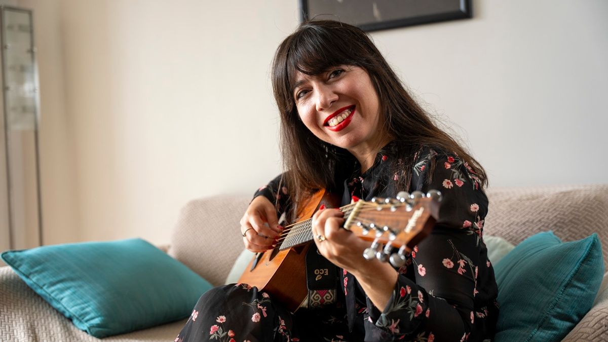 Eugenia tiene un hermano baterista que vive de la música. El resto de su familia se dedica a las ciencias económicas. Eugenia tiene un hermano baterista que vive de la música. El resto de su familia se dedica a las ciencias económicas.