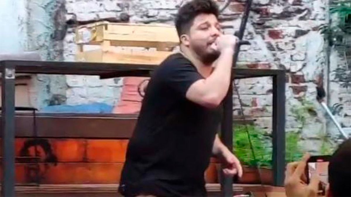 Pese a las restricciones, Damián Córdoba dio un show en un bar