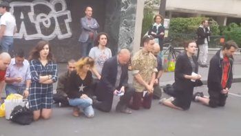 Un cristiano noquea a un transeúnte porque le molesta la música del celular