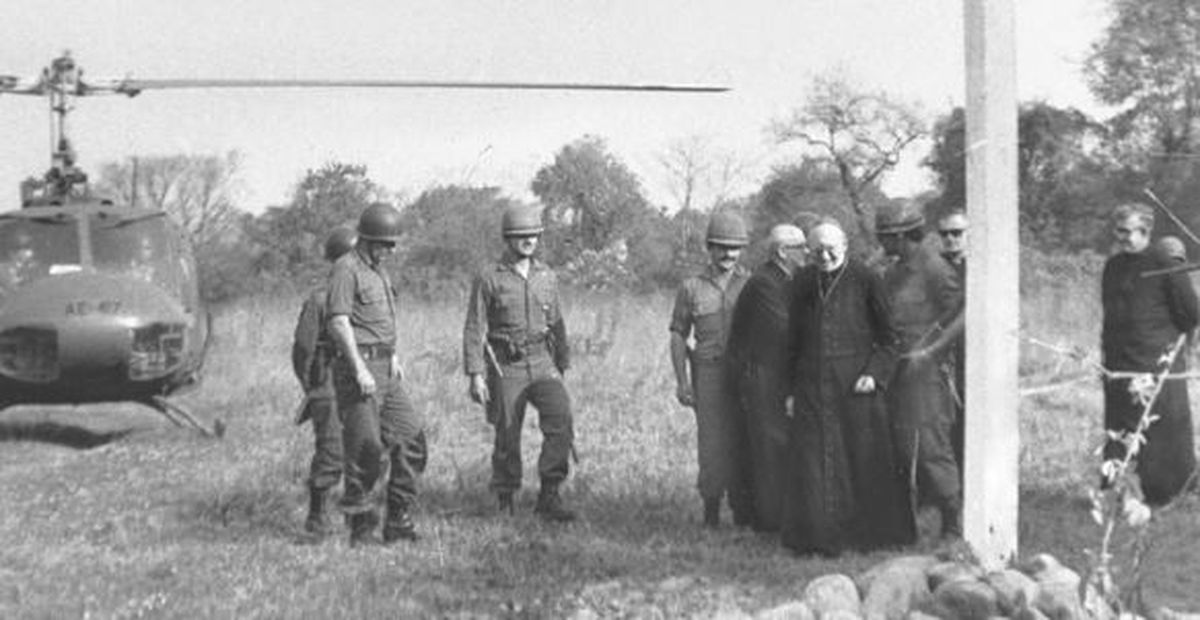 Imagen de la tapa de La verdad los hará libres en la que se ve juntos a miembros de las fuerzas armadas y curas en épocas del terrorismo de Estado.