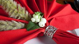 Paso a paso para doblar una servilleta y decorar la mesa navideña
