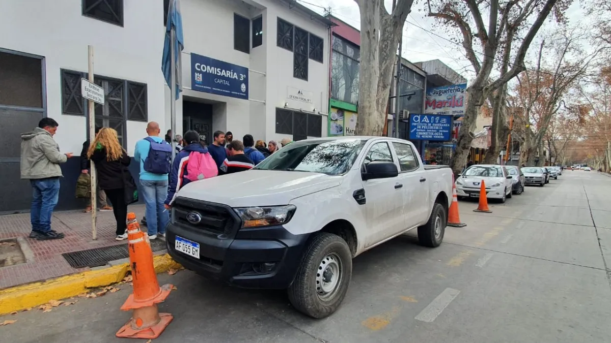 La guardia que se montó el martes por la tarde frente a la comisaría donde estaban Macho, Iranzo y otras dos dirigentes. En primer plano, la camioneta de ATE estacionada en la puerta.