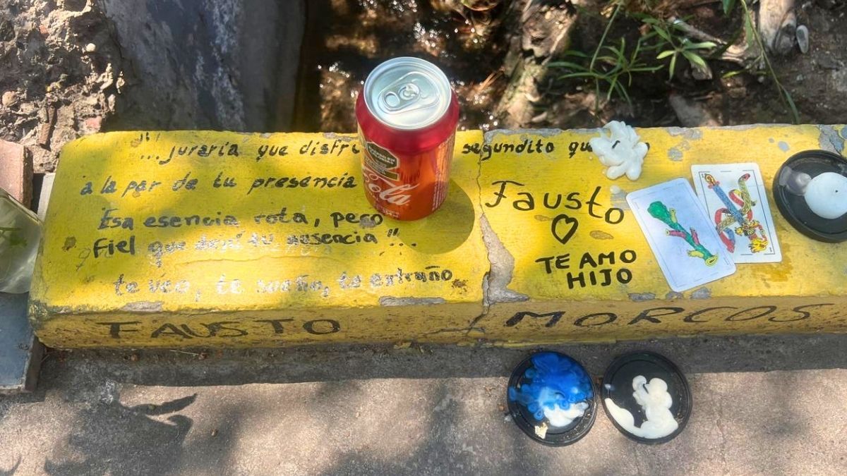 El santuario a Fausto, armado por familiares y amigos, a una semana de su fallecimiento en el parque San Martín. El santuario a Fausto, armado por familiares y amigos, a una semana de su fallecimiento en el parque San Martín.