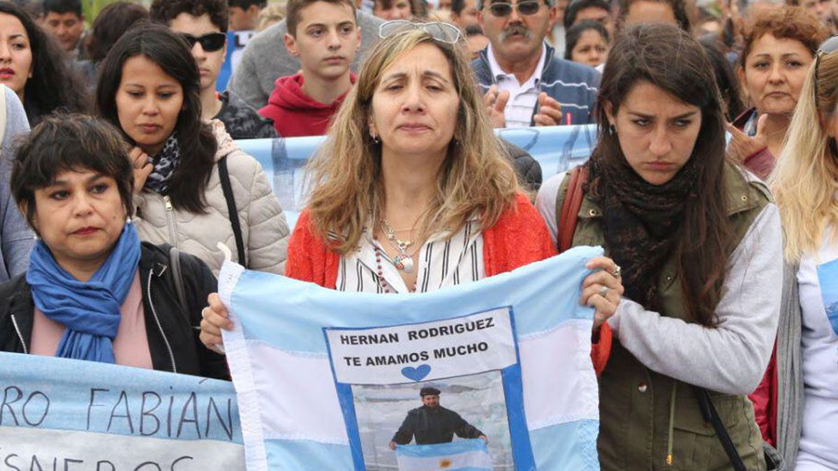Familiares del ARA San Juan mostraron su disconformidad por el fallo judicial que favoreció al ex presidente Mauricio Macri.