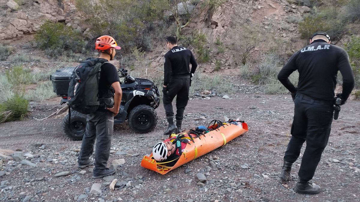 Personal de la UMAR y de la Patrulla de Rescate de Alta Montaña participaron del rescate del herido en los senderos de Chacras de Coria. Personal de la UMAR y de la Patrulla de Rescate de Alta Montaña participaron del rescate del herido en los senderos de Chacras de Coria.