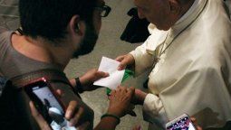 Qué dice la carta que un joven argentino entregó al Papa junto con un pañuelo verde