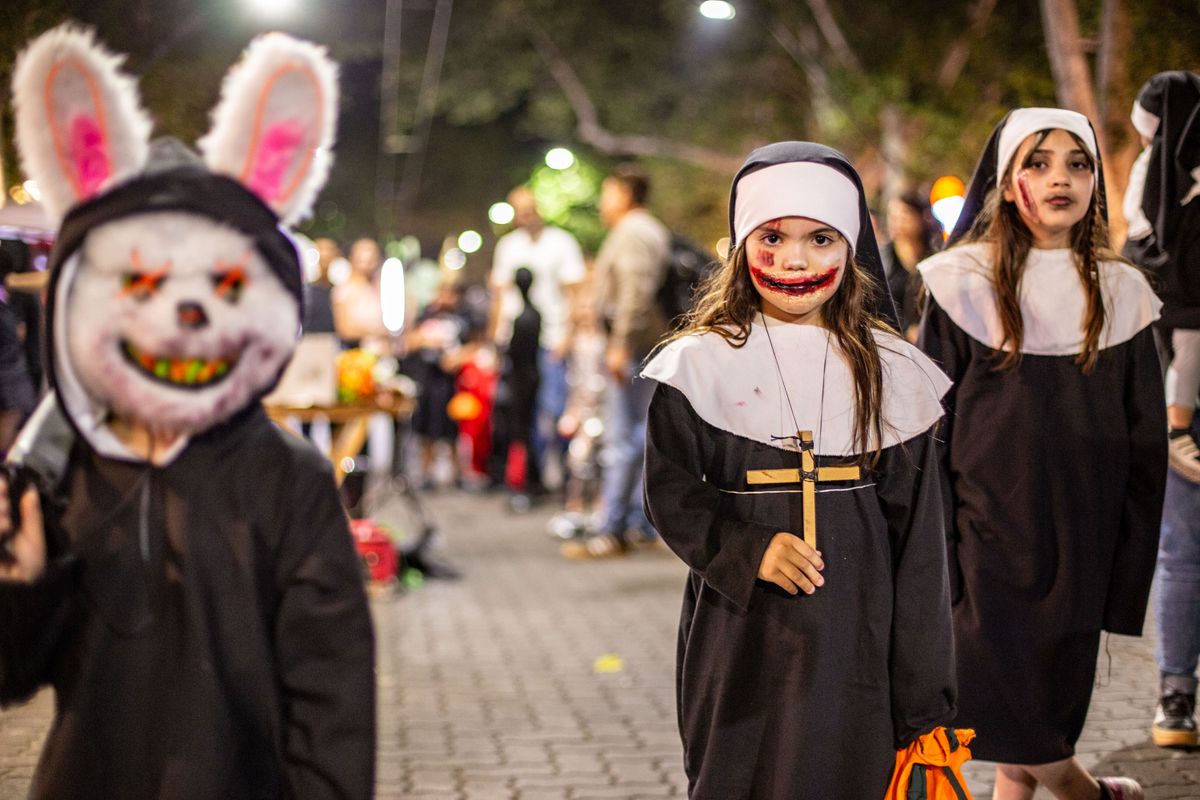 La avenida Arístides se vio colmada de gente de todas las edades celebrando Halloween con disfraces alusivos. Los niños, los que más se prendieron. La avenida Arístides se vio colmada de gente de todas las edades celebrando Halloween con disfraces alusivos. Los niños, los que más se prendieron.