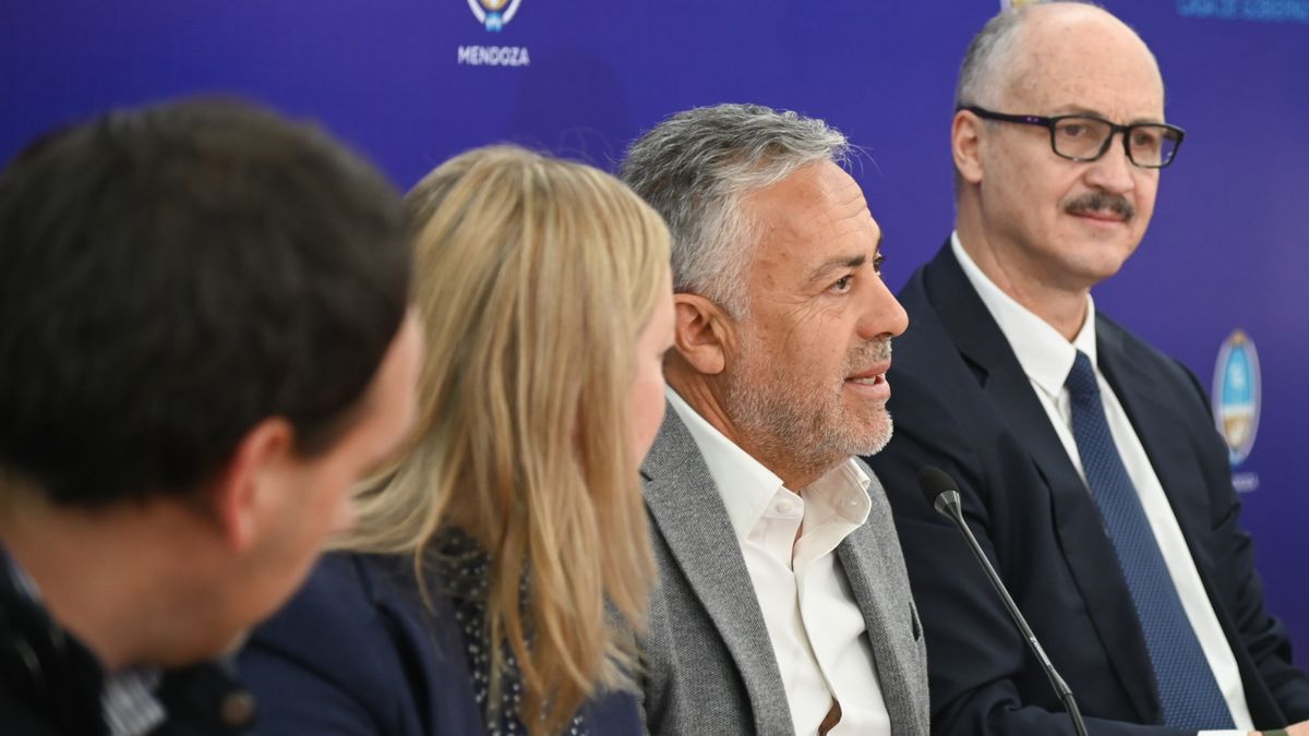 Alfredo Cornejo junto a la vicegobernadora Hebe Casado y el representante de Unicef Argentina, Rafael Ram&iacute;rez.&nbsp;