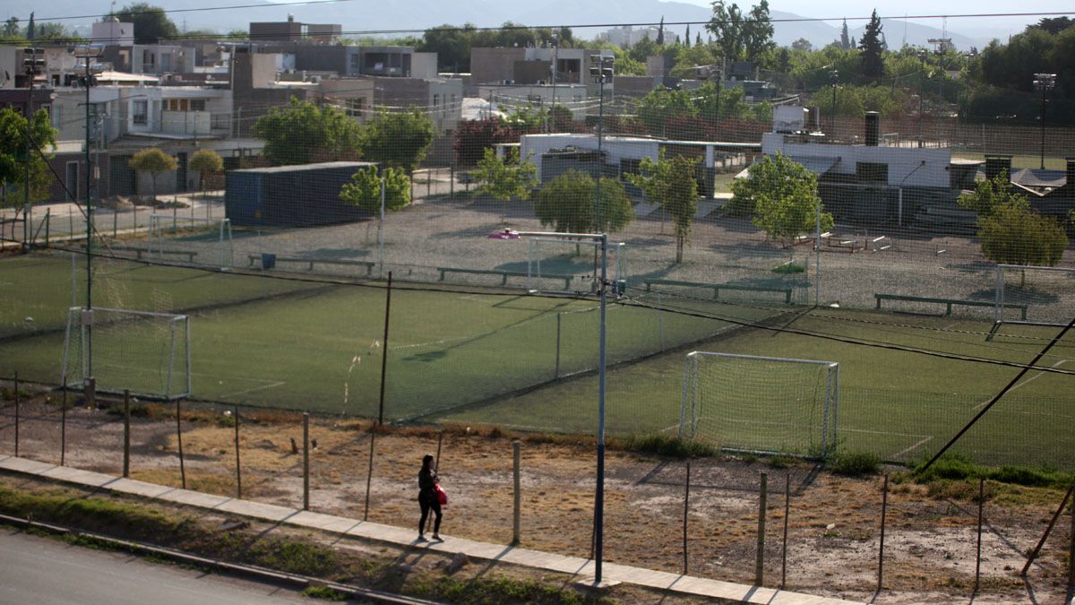 Las canchas de fútbol 5 y los jardines maternales son algunas de las actividades que se busca autorizar.