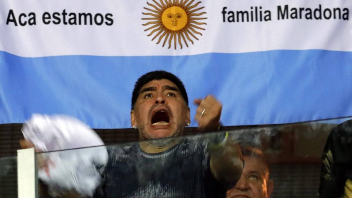 Murió Maradona, un hincha de todos los deportistas argentinos.