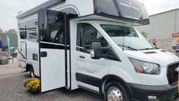 Esta motorhome tiene espacio para toda la familia. Esta motorhome tiene espacio para toda la familia.