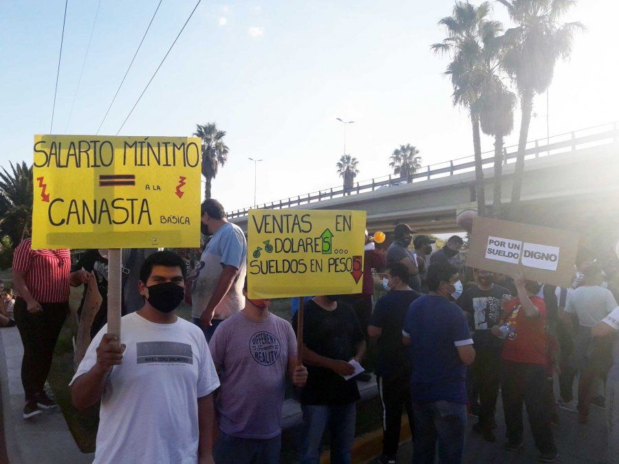 Trabajadores vitivinícolas llevan adelante la segunda jornada de paro con bloqueos en las principales bodegas de Mendoza y manifestaciones en el mirocentro