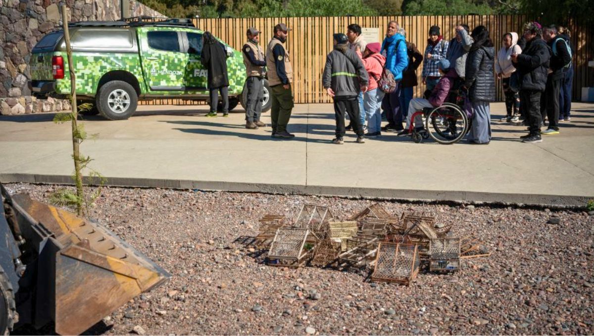 La visita al Ecoparque también incluyó la destrucción simbólica de tramperos utilizados para la captura ilegal de animales. La visita al Ecoparque también incluyó la destrucción simbólica de tramperos utilizados para la captura ilegal de animales.