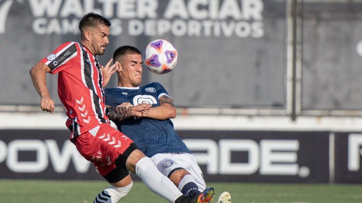 Independiente Rivadavia perdió ante Chacarita, en Buenos Aires.
