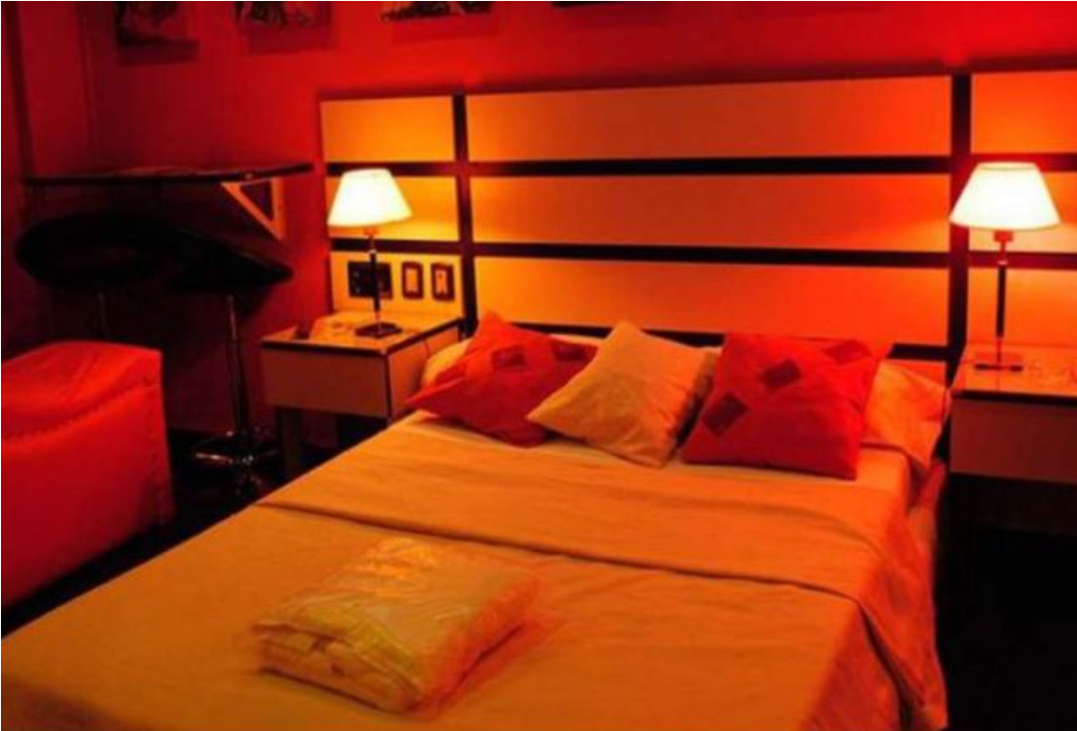 El novio la sorprendió con su amante en un telo y ella salió casi desnuda a pedirle perdón