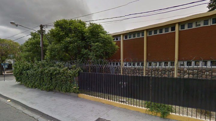 Tras el desplome del galpón, evaluaron las medianeras de la escuela Alem
