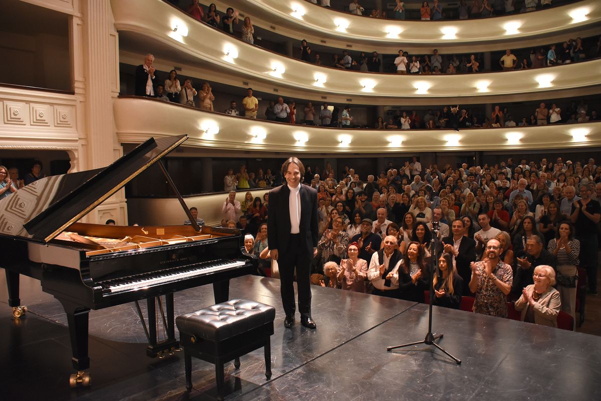 Horacio Lavandera brindó un concierto de piano ovacionado por un Teatro Independencia colmado, este martes al cierre del ciclo musical. Horacio Lavandera brindó un concierto de piano ovacionado por un Teatro Independencia colmado, este martes al cierre del ciclo musical.
