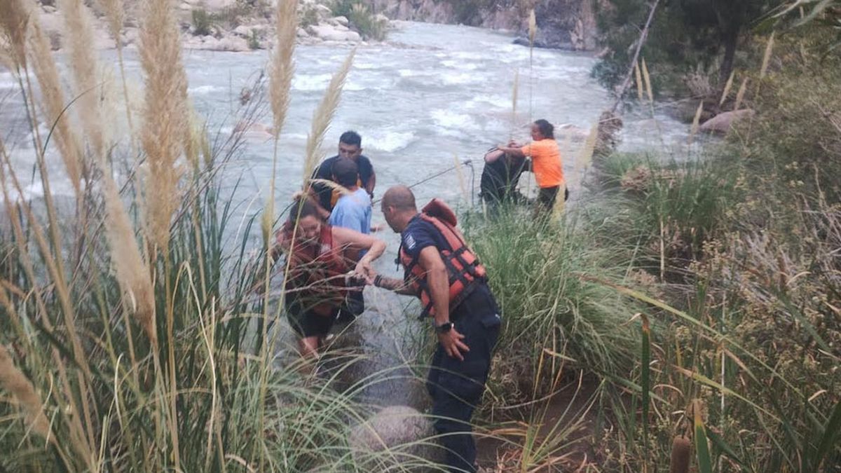 Bomberos de la Policía de Potrerillos montaron un operativo para sacar a las personas de lo orilla Oeste del Río Mendoza. Bomberos de la Policía de Potrerillos montaron un operativo para sacar a las personas de lo orilla Oeste del Río Mendoza.