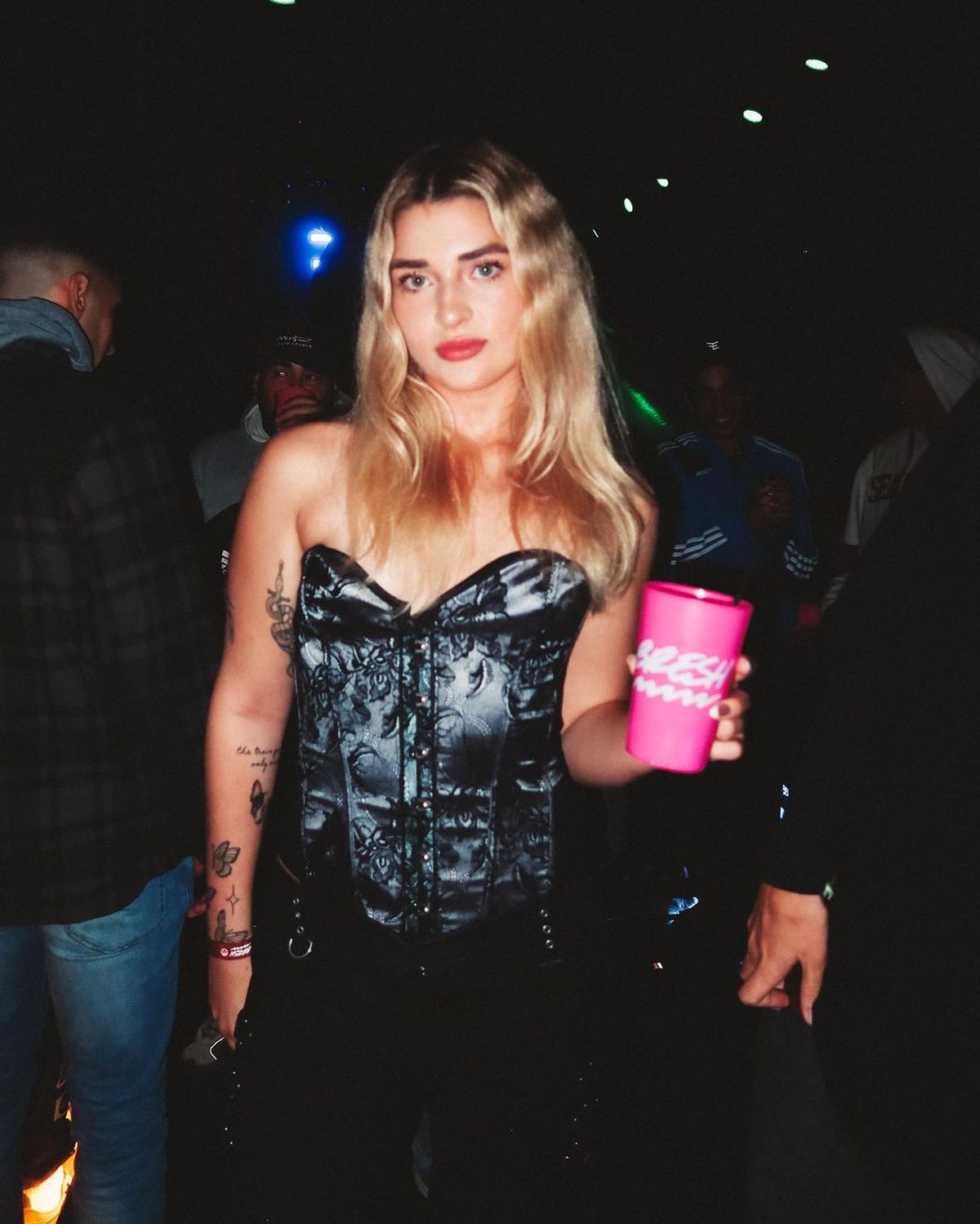 En corset abrochado al extremo, Martita Fort presumió cintura diminuta y escotazo y es viral