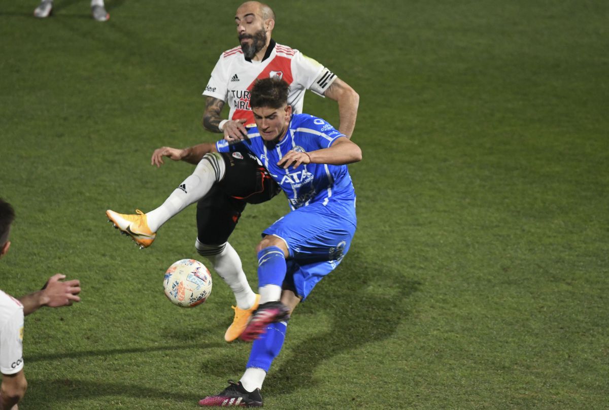 Javier Pinola ser&aacute; baja en River por unos 45 d&iacute;as.