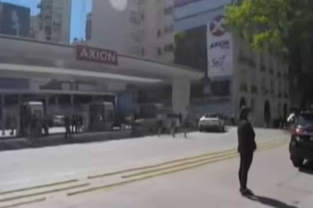 Milei y su comitiva frenaron en una estación de servicio antes de votar. Milei y su comitiva frenaron en una estación de servicio antes de votar.