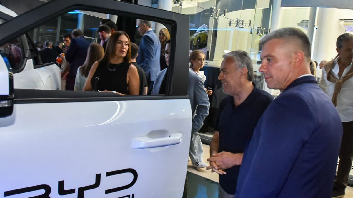 Alfredo Cornejo y Diego Costarelli conocen los nuevos modelos eléctricos. Alfredo Cornejo y Diego Costarelli conocen los nuevos modelos eléctricos.