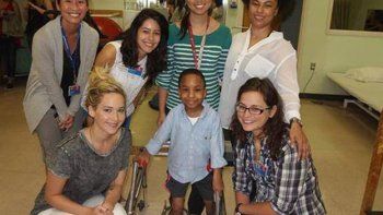 La visita solidaria de Jennifer Lawrence a un hospital de niños