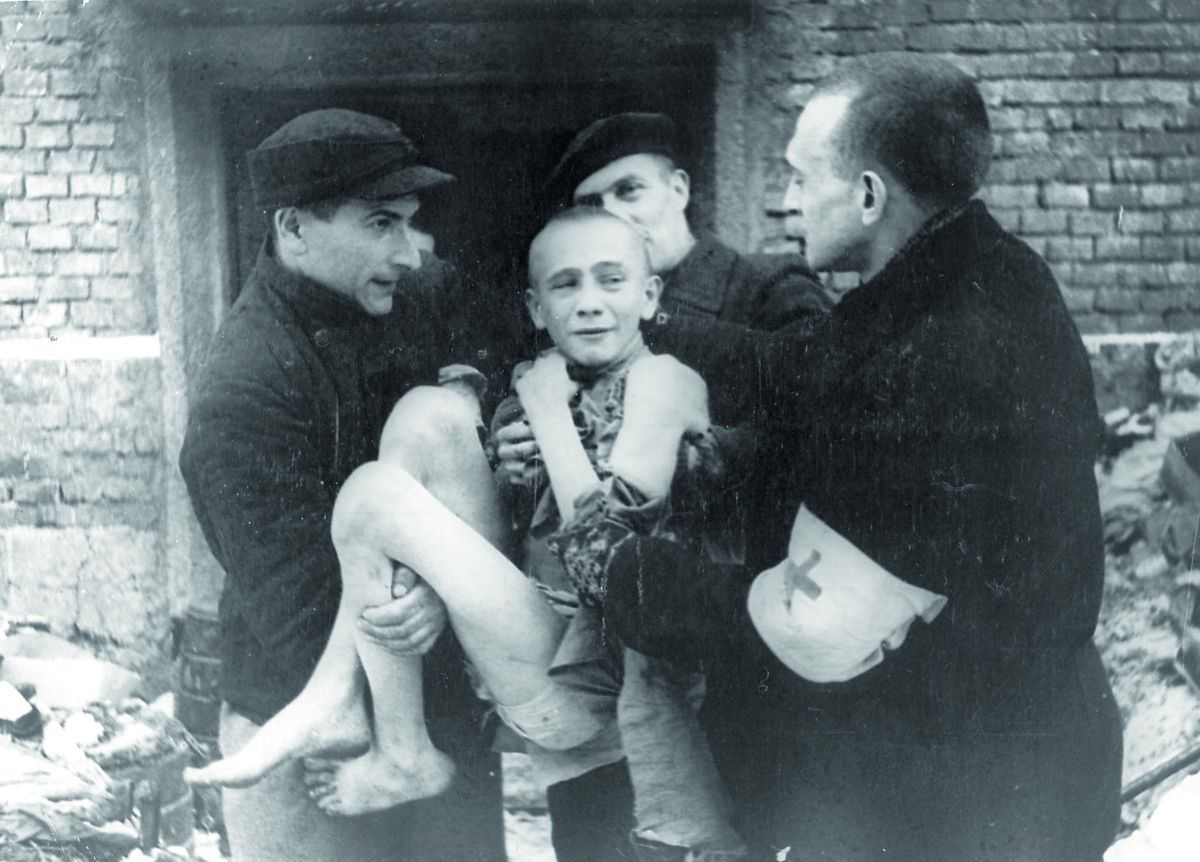 Personal soviético de primeros auxilios le brinda asistencia a un niño. Personal soviético de primeros auxilios le brinda asistencia a un niño. 