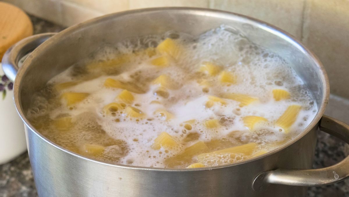 ¿Qué pasa si le pongo un chorro de vinagre al agua de cocción de la pasta?