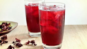 Dieta diurética: cómo preparar agua de jamaica, la bebida natural rica en antioxidantes y súper refrescante Dieta diurética: cómo preparar agua de jamaica, la bebida natural rica en antioxidantes y súper refrescante