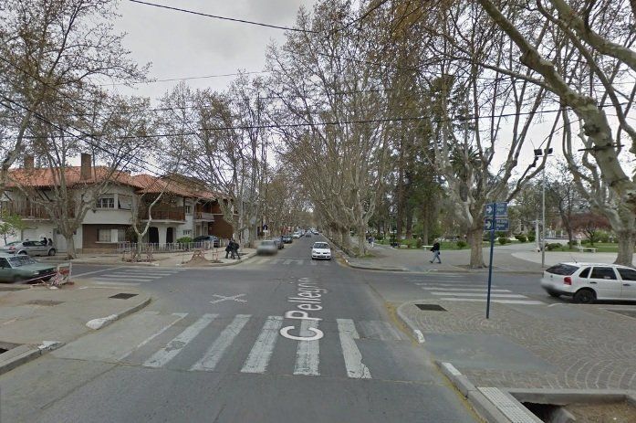 Una camioneta embistió a un taxi con pasajeros y se dio a la fuga