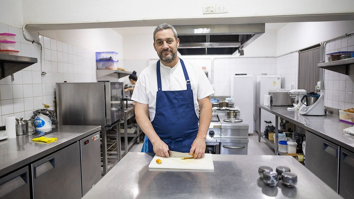 Mariano Gallego en su "teatro de operaciones", la cocina de Brindillas. Mariano Gallego en su "teatro de operaciones", la cocina de Brindillas.
