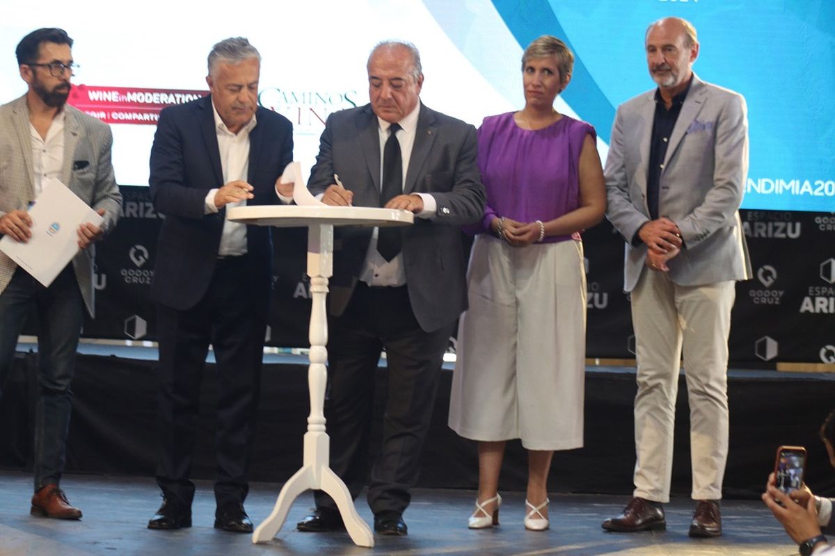 El event reúne a figuras clave del sector vitivinícola provincial y nacional, junto a empresarios de diversas industrias. El event reúne a figuras clave del sector vitivinícola provincial y nacional, junto a empresarios de diversas industrias.