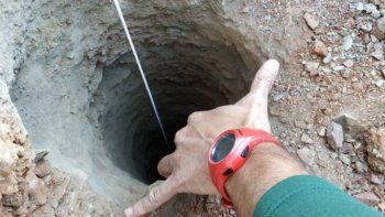 Tratan de rescatar a un niño de 2 años que cayó a un pozo de 150 metros