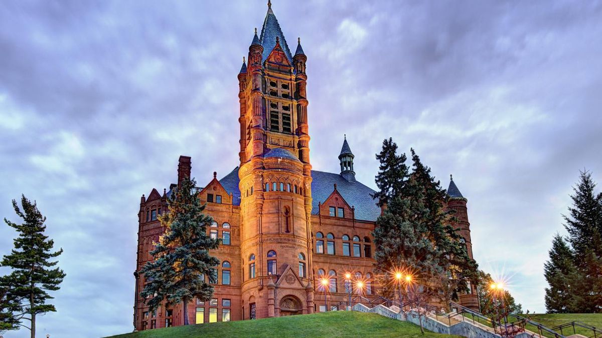 En esta ciudad universitaria, puedes encontrar excelentes opciones para comer a cualquier hora. En esta ciudad universitaria, puedes encontrar excelentes opciones para comer a cualquier hora.