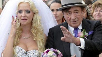Un mediático magnate de 81 años se casó con una conejita de Playboy de 24 años