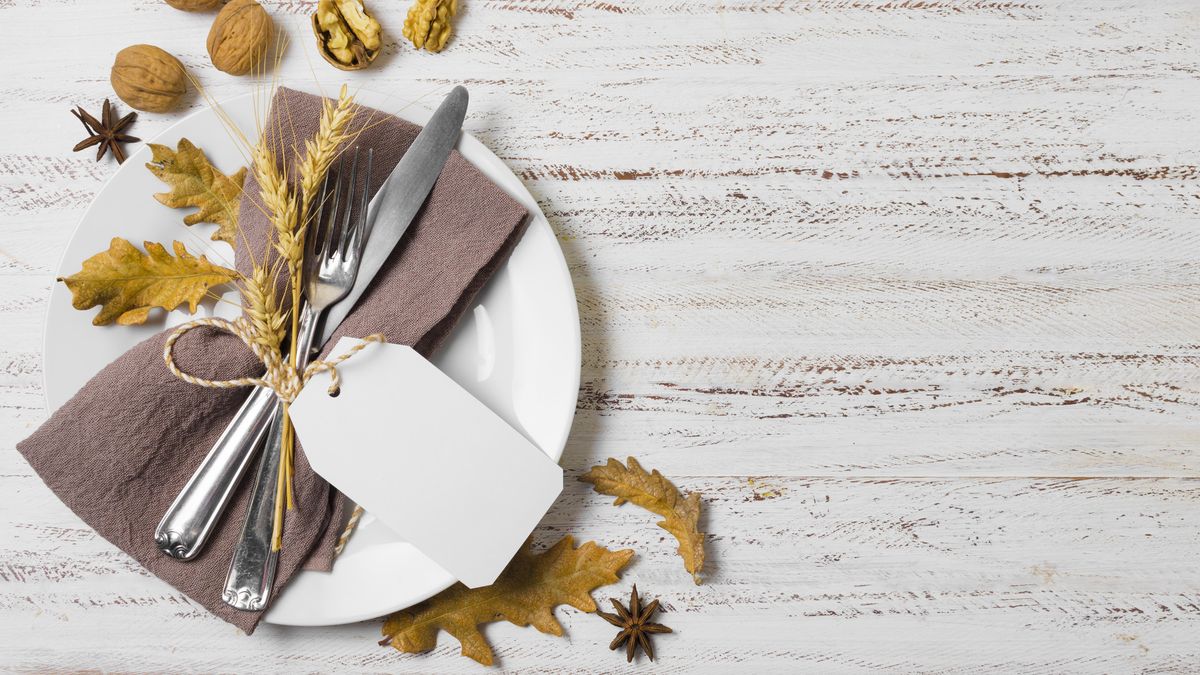 Las servilletas de fibras prensadas, elaboradas con materiales como bambú regenerado, celulosa compactada o mezclas biodegradables, imitan la textura de una tela fina, pero con un acabado más firme, rígido y minimalista.  