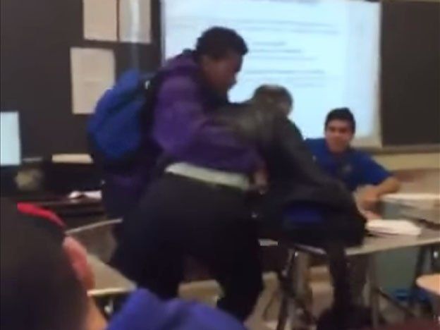 Video: un alumno agredió a un profesor por quitarle el celular