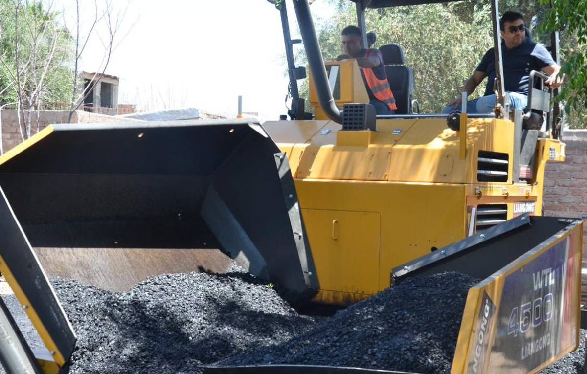 El intendente de Las Heras, Francisco Lo Presti, aseguró que pidió un adelanto para destinarlo al pago de la obra pública que inició el año pasado. El intendente de Las Heras, Francisco Lo Presti, aseguró que pidió un adelanto para destinarlo al pago de la obra pública que inició el año pasado.