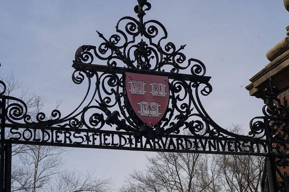 El escudo de la Universidad de Harvard en una de las puertas del campus, en Massachusetts en Estados Unidos. Donald Trump recort&oacute; millones de d&oacute;lares a la instituci&oacute;n. Cr&eacute;dito: EFE/EPA/ CJ Gunther.