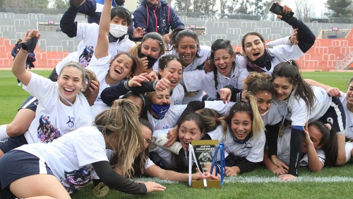 Las Pumas, con mucha emoción, festejaron un nuevo campeonato.visibility