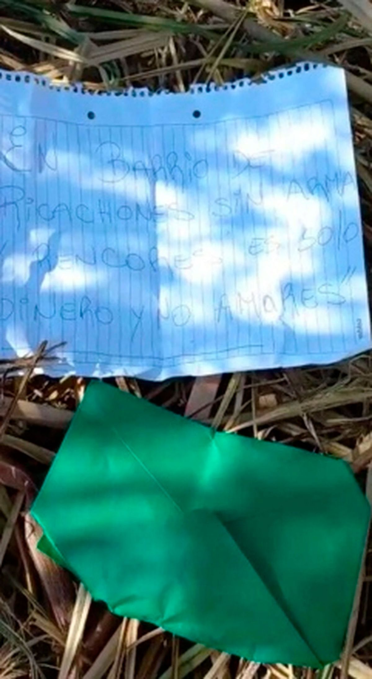 "En barrio de ricachones, sin armas y rencores, es solo dinero y no amores", fue la frase utilizada por los delincuentes.