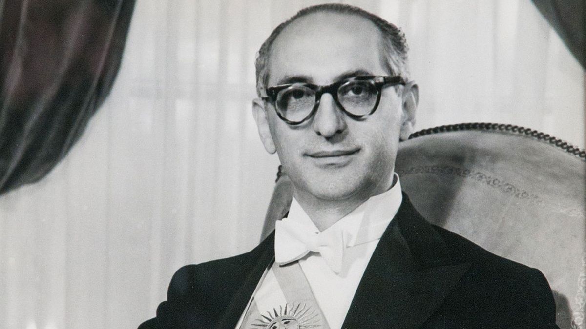 El presidente Frondizi soportó alrededor de 30 asonadas militares durante su mandato.