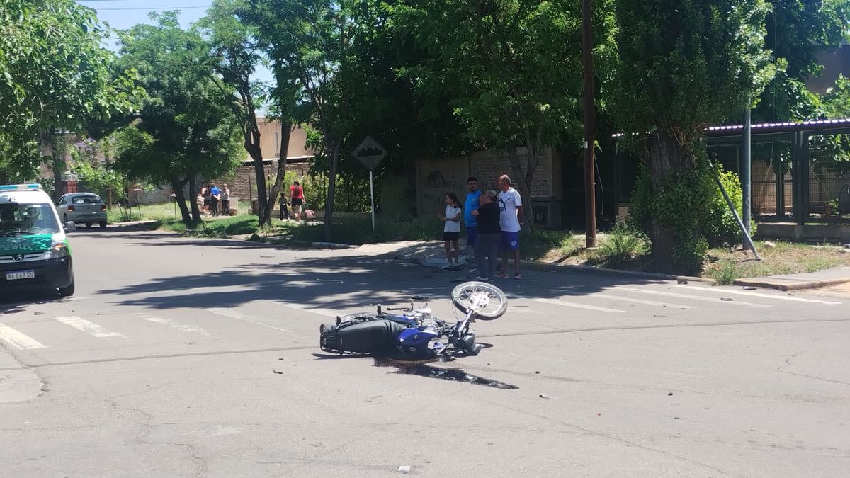 La mujer de la moto impactó contra el parabrisas del auto y voló varios metros hasta caer en la vereda tras el accidente. La mujer de la moto impactó contra el parabrisas del auto y voló varios metros hasta caer en la vereda tras el accidente.