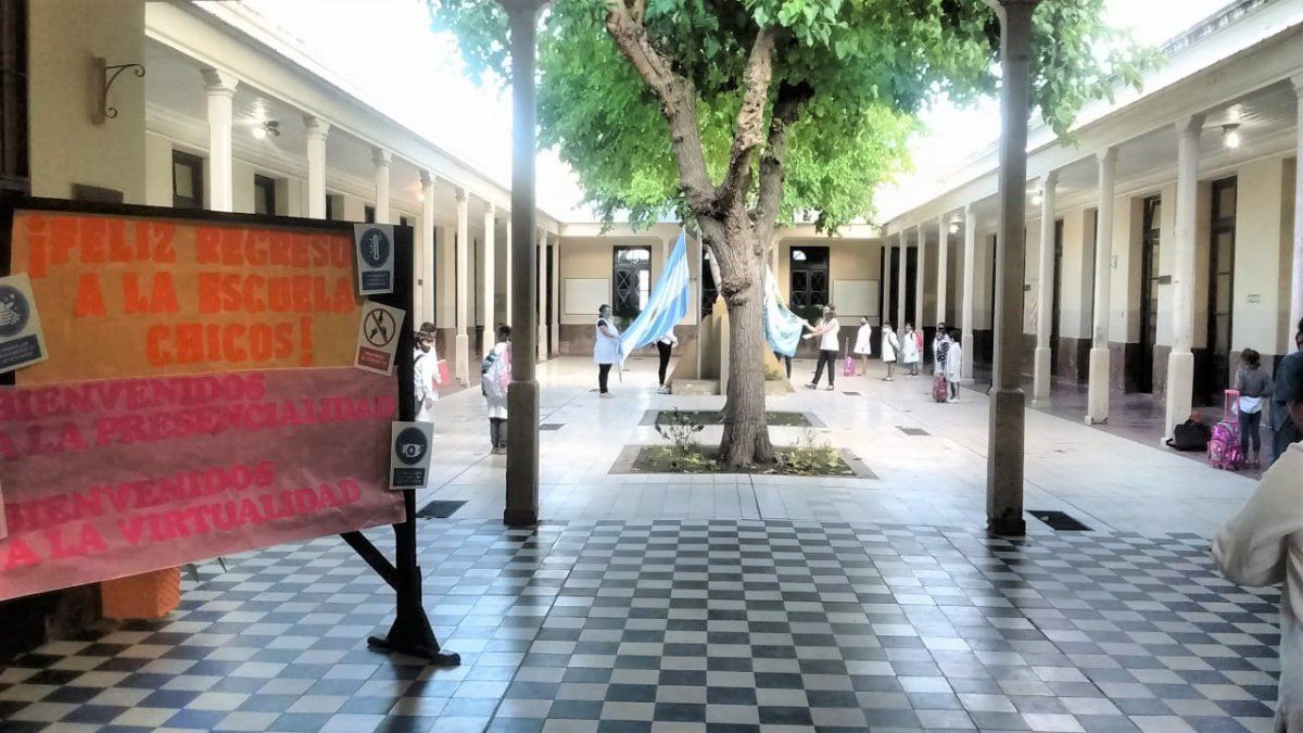 Un silencioso primer día de clases en Mendoza.