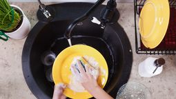 Existen trucos caseros escondidos para lavar los platos rápido y bien.