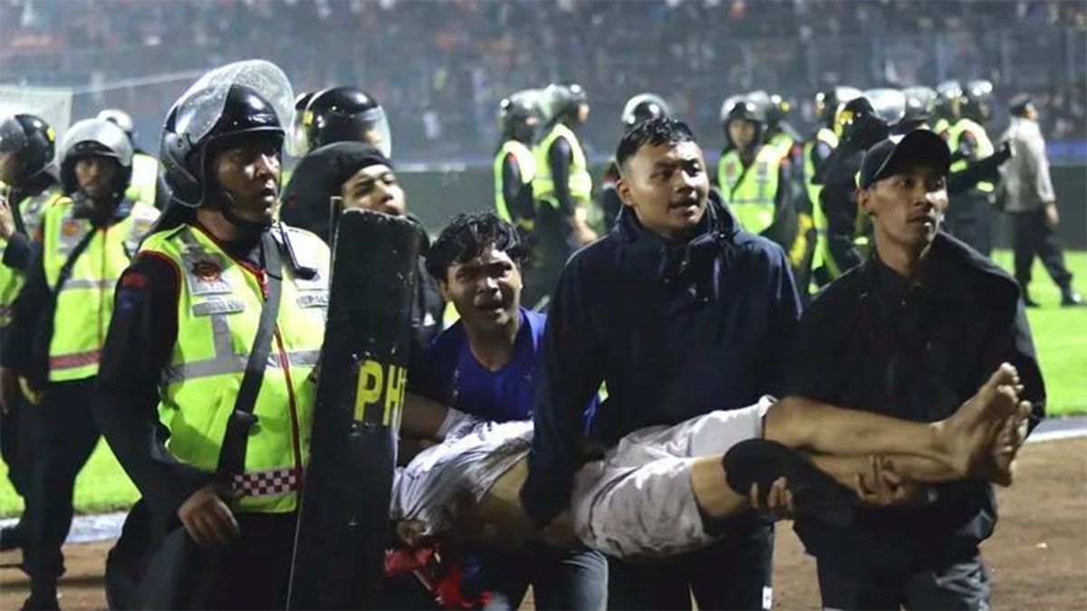 La tragedia en el fútbol de Indonesia conmovió al fútbol.