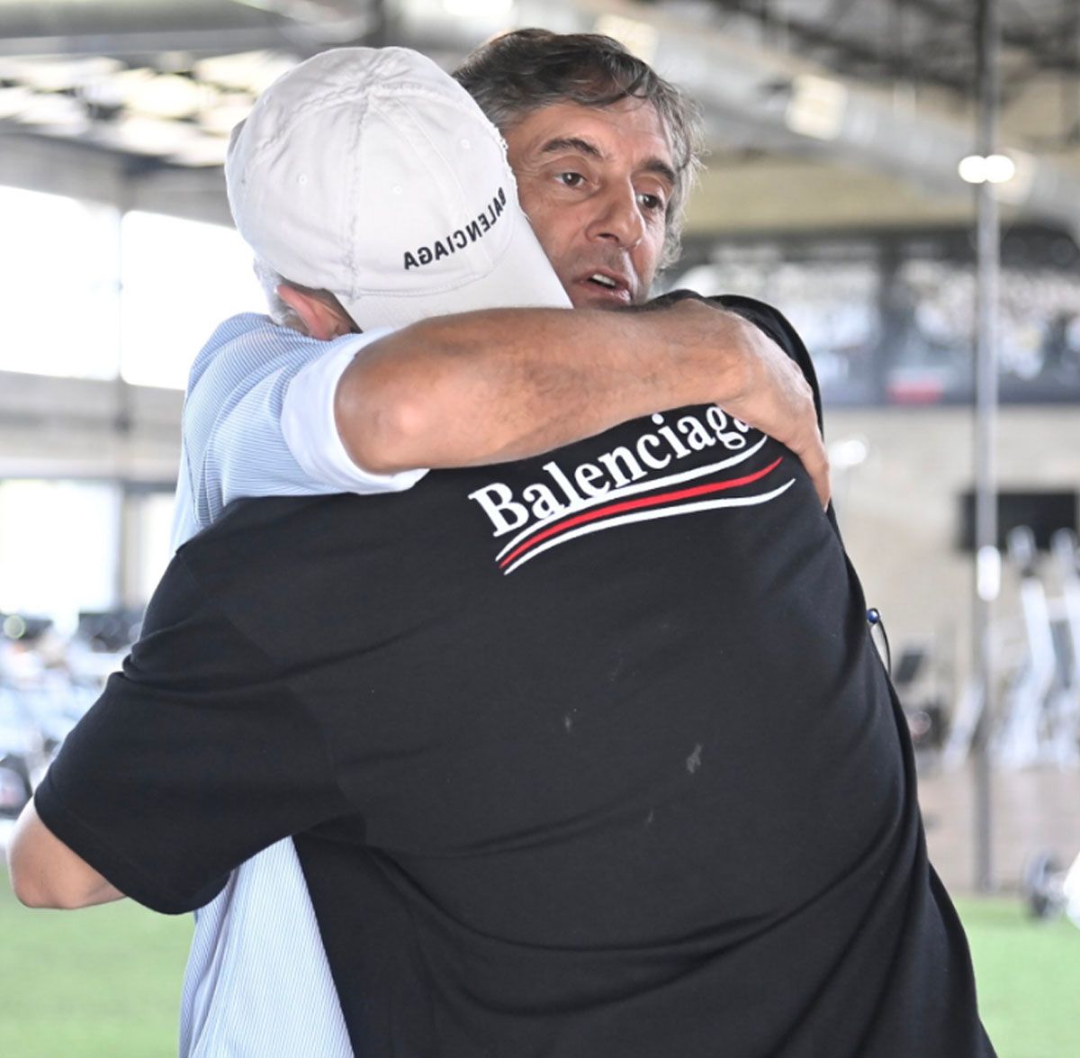 Fernández y un sentido abrazo con Enzo Francescoli