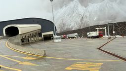 Cayó nieve en la frontera con Chile y el complejo Los Libertadores lucía así este viernes.