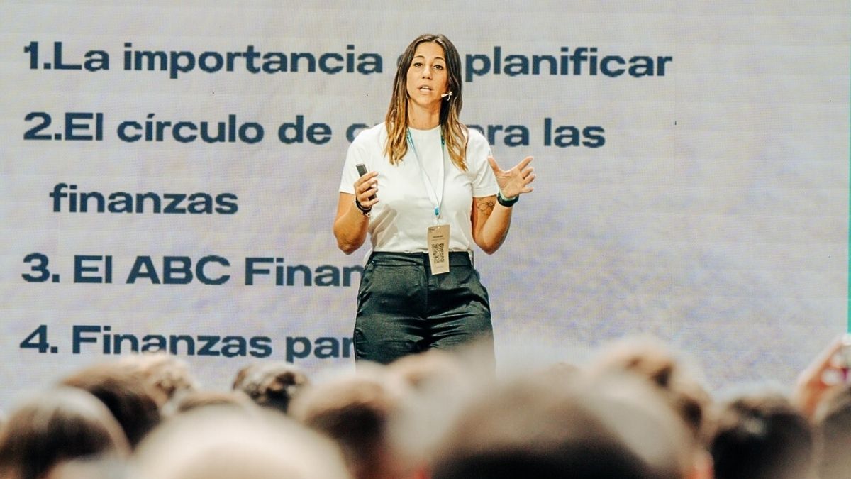 ¿Dólar o pesos? Los consejos de Elena Financiera para no perder plata y lograr estabilidad